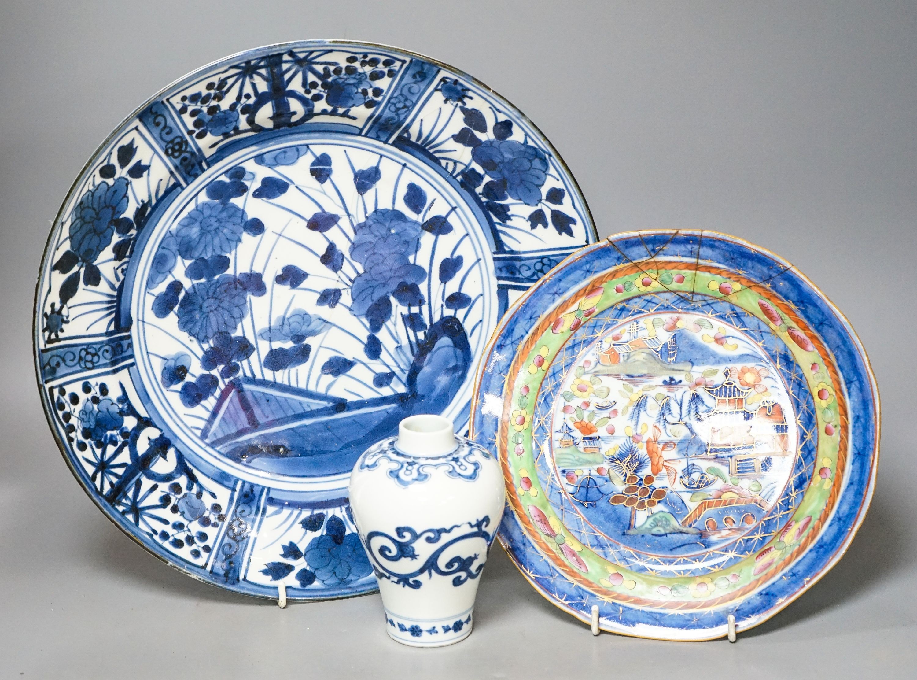A Japanese blue and white dish, a Chinese blue and white meiping and a clobbered plate 33cm